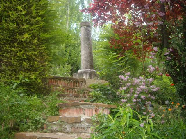 Photo Casa de piedra, aislada,con jardin y piscina rebosante Torres jaen La casita en el jardin frente a la cas ... 