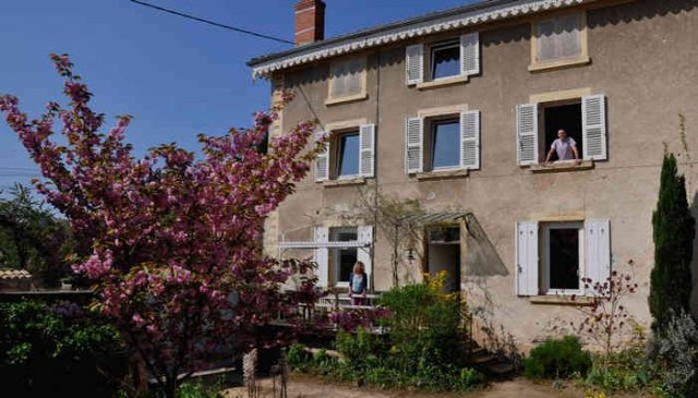 Photo Maison beaujolaise avec une tour Villi-morgon Bavire et volcan en beaujolais