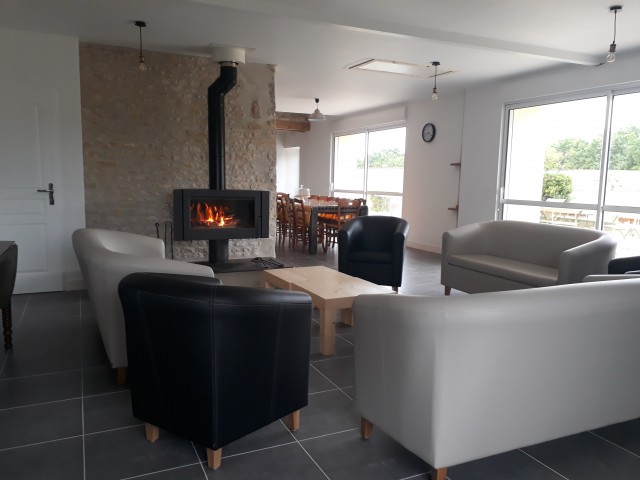 Salon cosy bois fourni