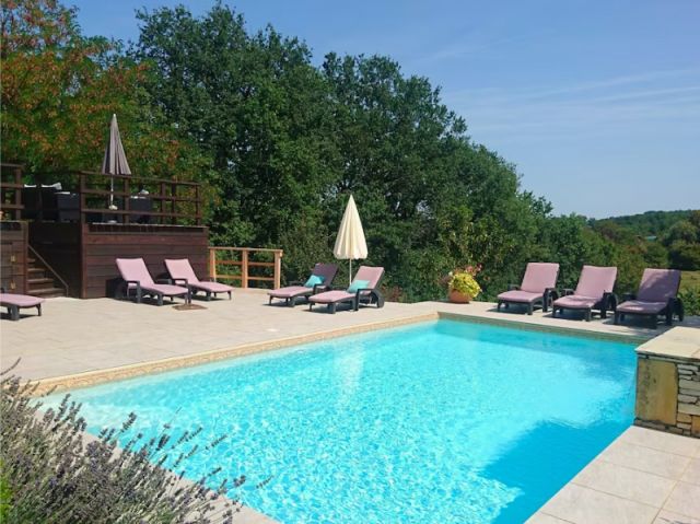 La garnison, maison avec piscine dans le village